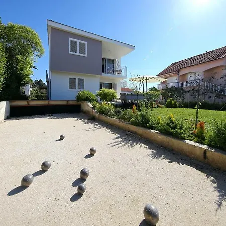 Valadar Apartman *